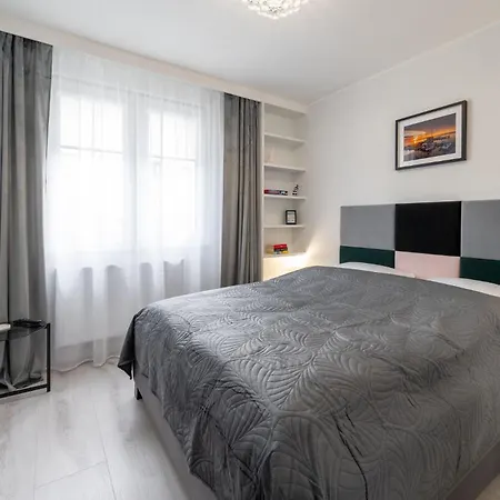 Blogo Apartment Puck